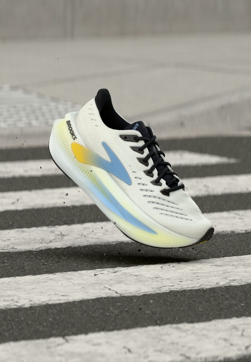 Maximum cushioning road running shoes - bright white black nightlife
