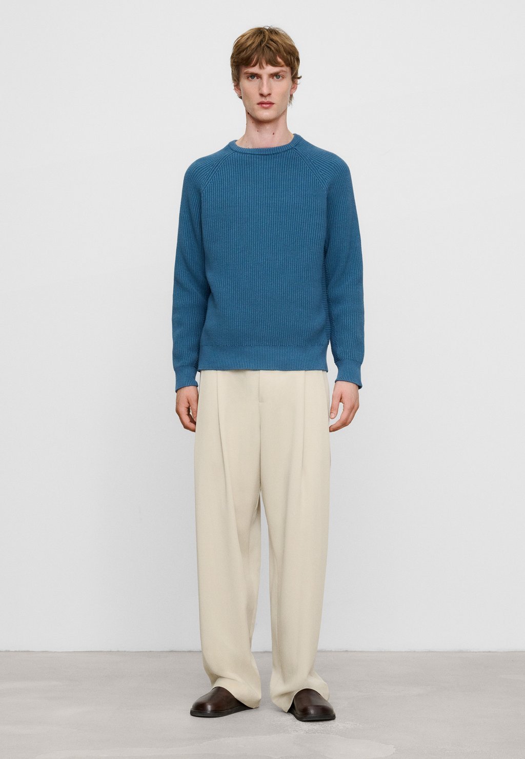 Knitted jumper with raglan sleeves - blue